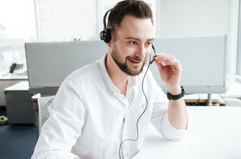 Mand, der taler i telefon via headset