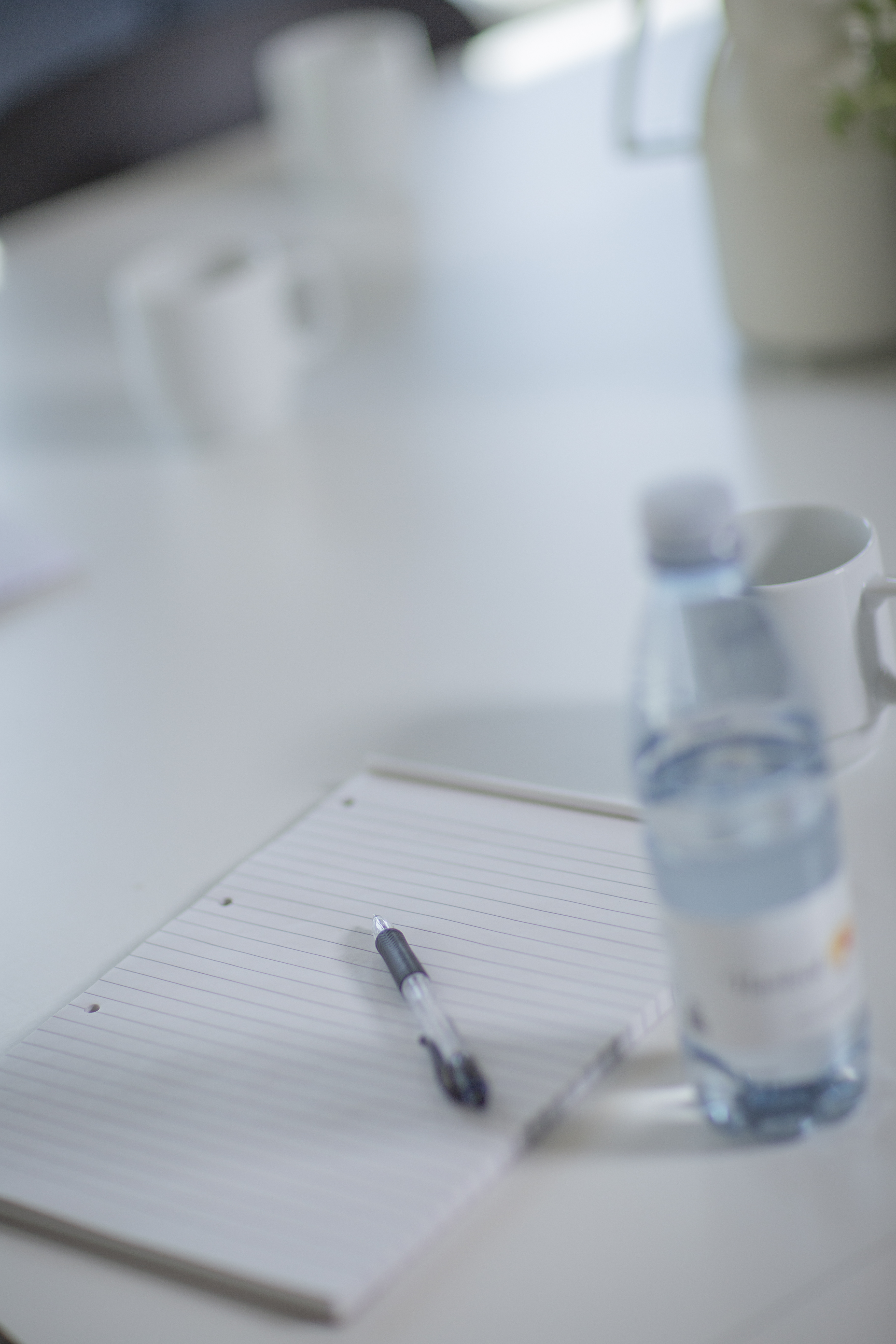 Kop, kaffekande, papir og kuglepen