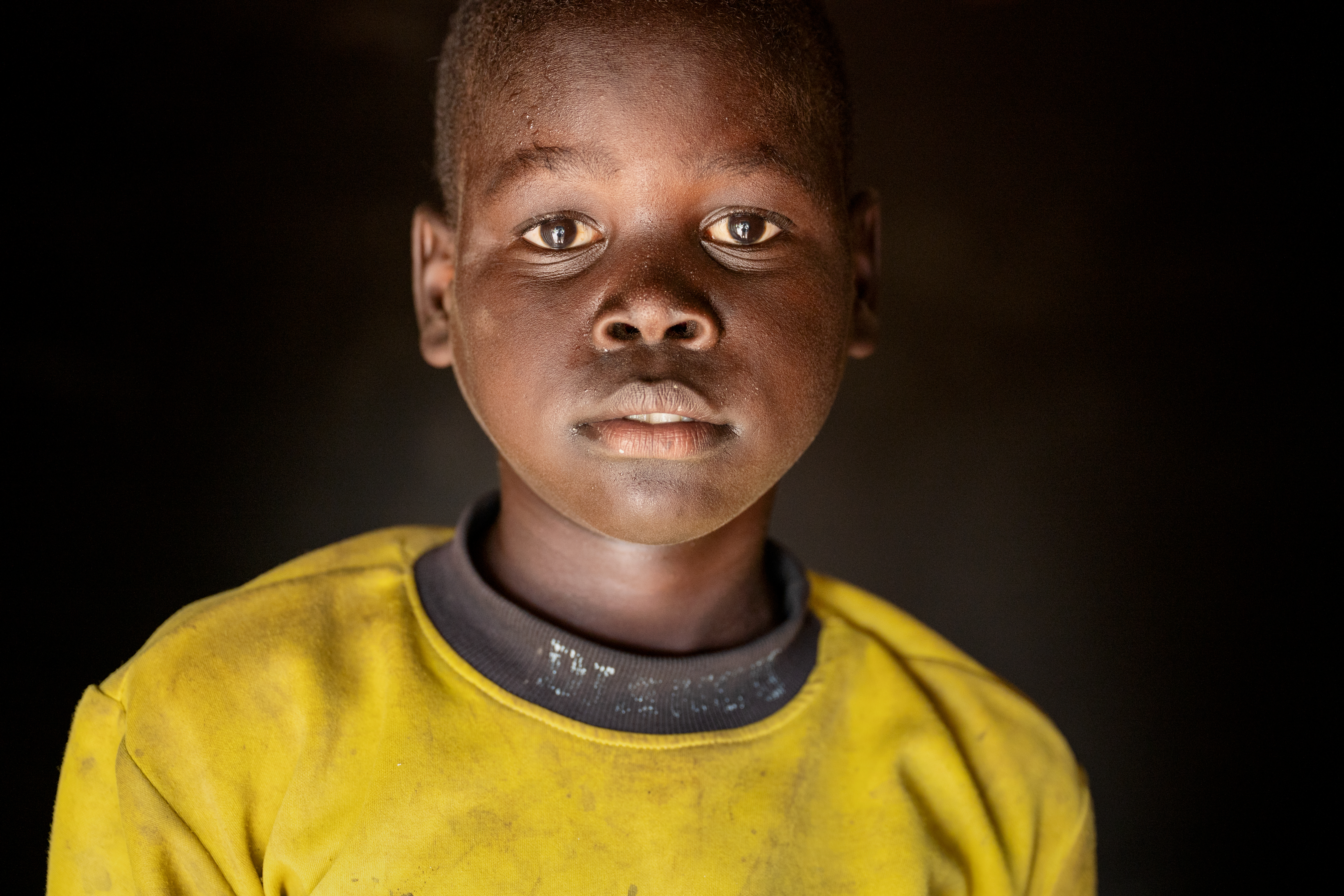 Dreng fra Uganda i gul t-shirt